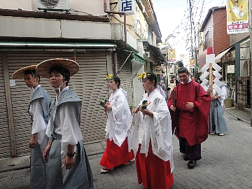 今年は、本祭りのため先頭に宮司さんが歩きました。