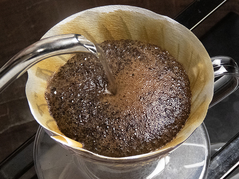 ご注文をいただいてから豆を挽き、ハンドドリップでご提供しています。産地毎の個性を生かしつつ、コーヒーらしい香りと苦みを大切にした焙煎♪季節ごとに入れ替えるシングルオリジン3種類と、”コク”と”すっきり”の2種類のブレンドをご用意いたしております。夜カフェにもどうぞ！